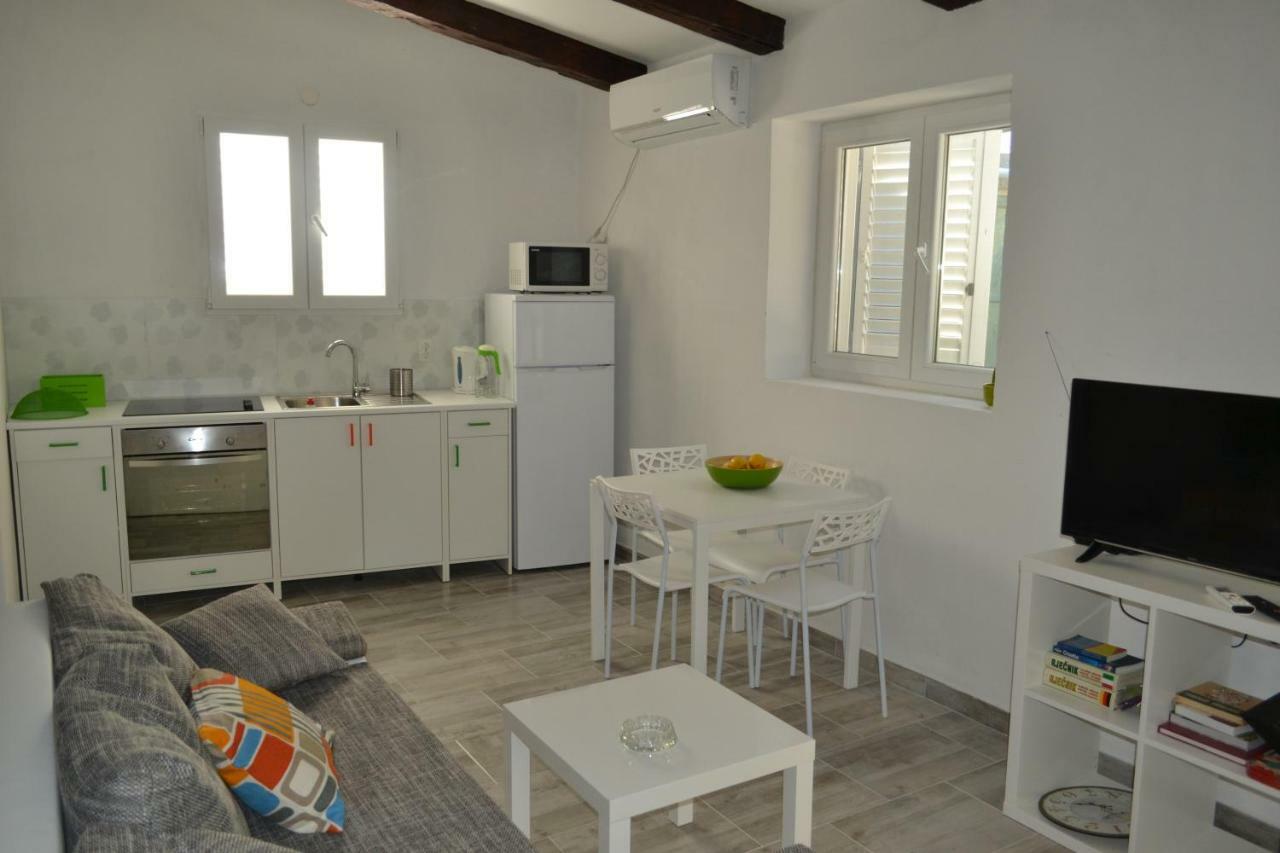 Apartments Martinis Vis Exterior foto
